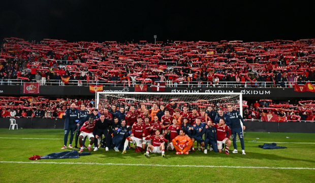 Afición y equipo grana celebran la victoria en el derbi Afición y equipo grana celebran la victoria en el derbi