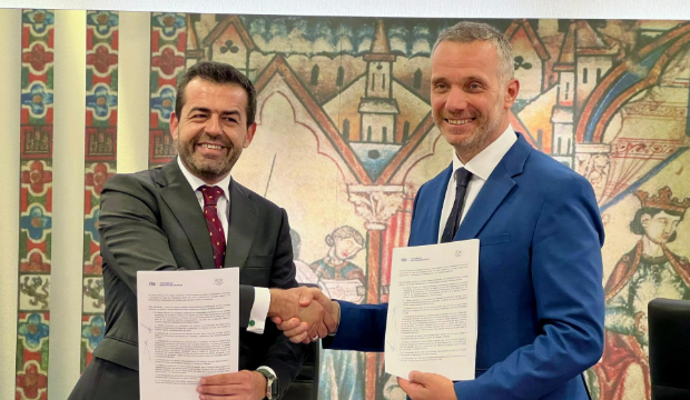 El portavoz del Grupo Parlamentario Popular en la Asamblea, Joaquín Segado (derecha) y el portavoz adjunto de Grupo Parlamentario Vox, Rubén Martínez Alpañez (izquierda) en la firma del acuerdo. El portavoz del Grupo Parlamentario Popular en la Asamblea, Joaquín Segado (derecha) y el portavoz adjunto de Grupo Parlamentario Vox, Rubén Martínez Alpañez (izquierda) en la firma del acuerdo.