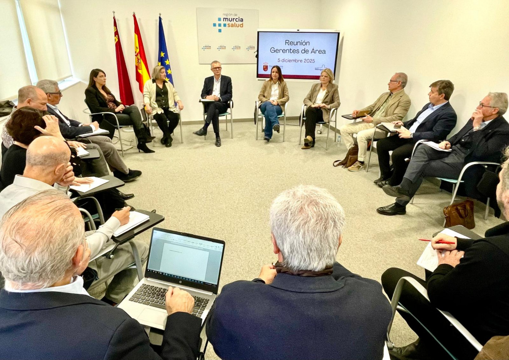 El consejero de Salud, Juan Jos&eacute; Pedre&ntilde;o, durante su reuni&oacute;n con los gerentes de las nueve &aacute;reas de Salud