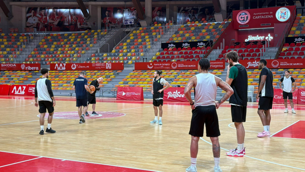 Entrenamiento del Grupo Caesa Cartagena en el Palacio de los Deportes.