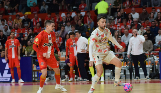 Rafa Santos controla un balón ante Mellado. Rafa Santos controla un balón ante Mellado.