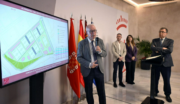 El alcalde de Murcia, Jos&eacute; Ballesta, presenta las novedades de la ordenaci&oacute;n de la Ciudad Deportiva de Murcia.