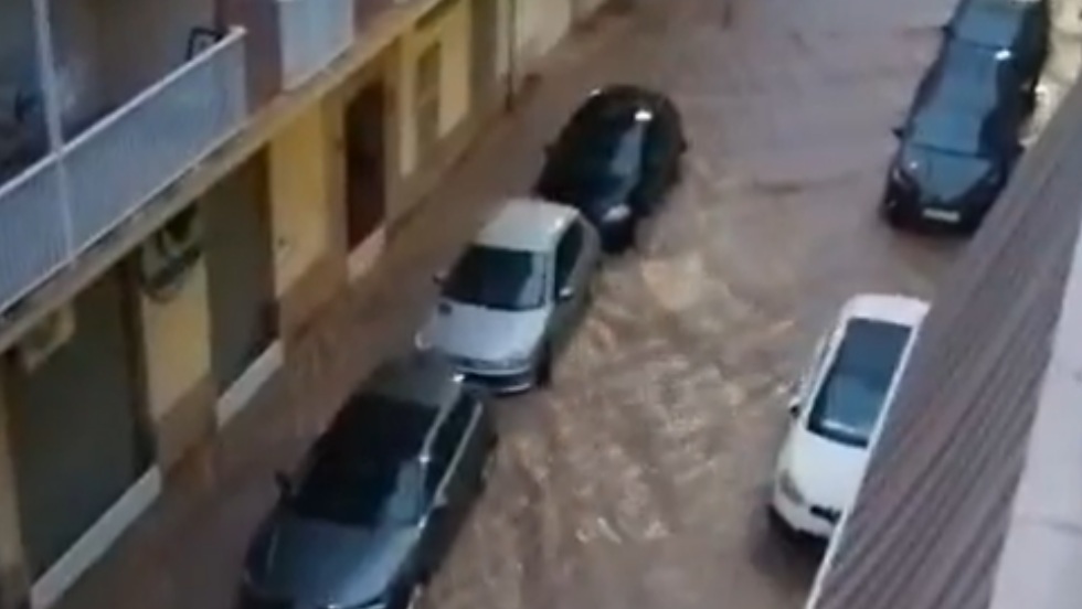 La lluvia inunda las calles de &Aacute;guilas.