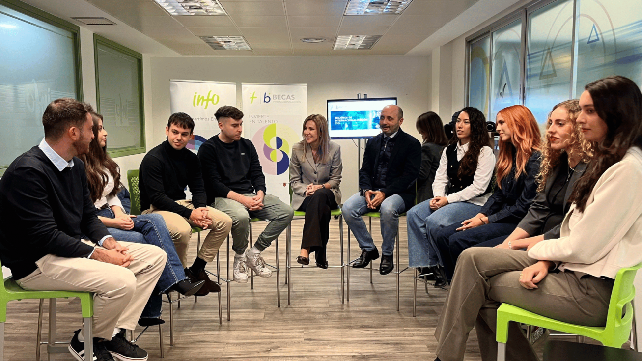 La consejera de Empresa, Empleo y Econom&iacute;a Social, Marisa L&oacute;pez Arag&oacute;n, junto con el director del Info, Joaqu&iacute;n G&oacute;mez, y los alumnos becados - CARM