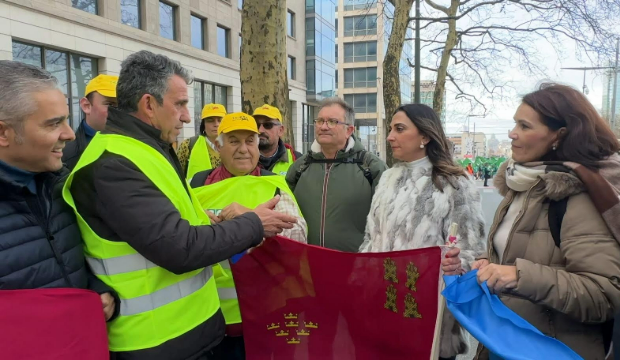Sara Rubira, consejera de Agricultura, junto a los agricultores y ganaderos murcianos en Bruselas. Sara Rubira, consejera de Agricultura, junto a los agricultores y ganaderos murcianos en Bruselas.