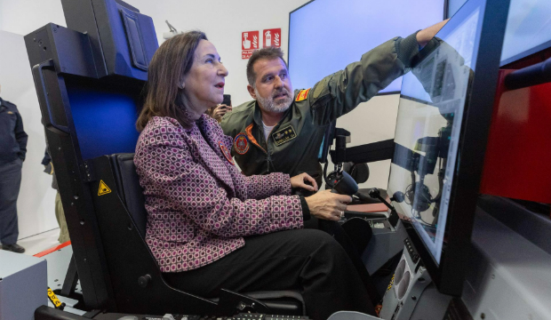 La ministra de Defensa, Margarita Robles, asiste a una demostraci&oacute;n de una misi&oacute;n de vuelo en el simulador basado en la aeronave 'Pilatus' PC-21 (Edu Botella).
