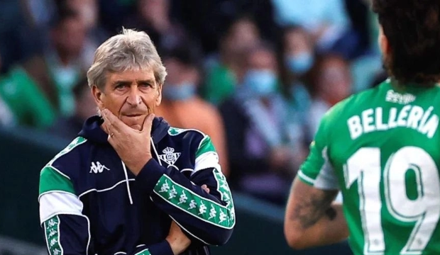 Pellegrini observando la situaci&oacute;n en el terreno de juego