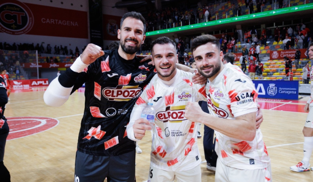 Duelo eléctrico entre ElPozo y Barça / Pascu Méndez Duelo eléctrico entre ElPozo y Barça / Pascu Méndez
