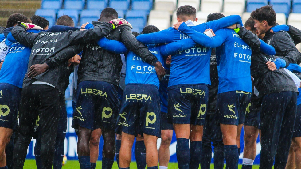 Los jugadores universitarios durante el partido en el Nuevo Colombino.