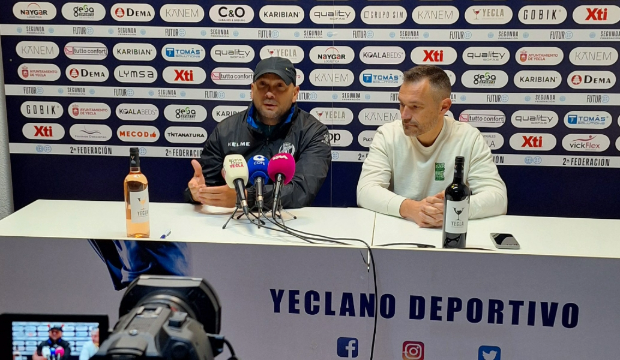Iv&aacute;n Ruiz, entrenador del Yeclano, atiende a los medios de comunicaci&oacute;n.